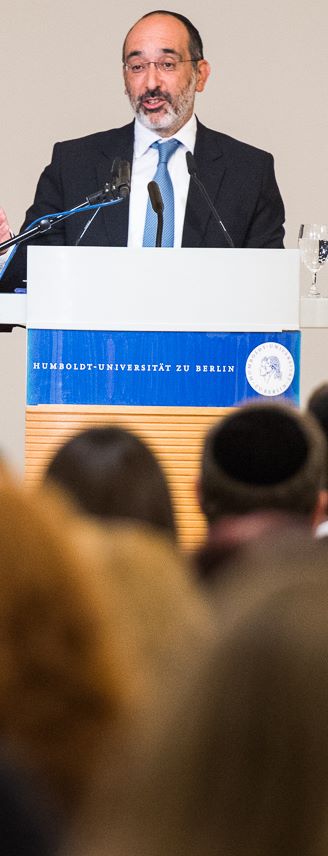 chief rabbi berlin podium 1