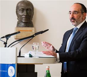 chief rabbi berlin podium 2