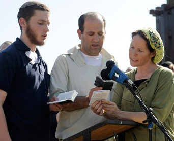 Frankel Rachel at funeral for Boys