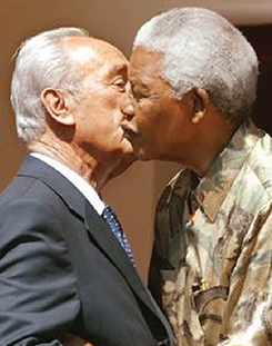 IAW16-Madiba Peres kiss