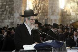 Rabbi Eliezer Berland in Shul