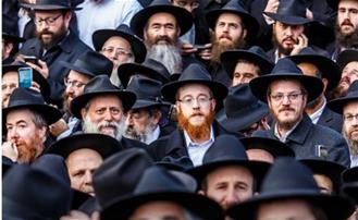 Rabbi Mendel Alperowitz in crowd